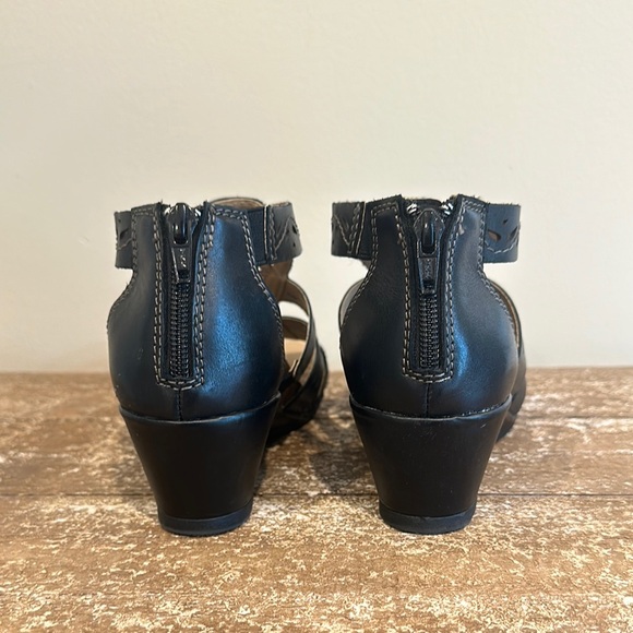 Black Cutout Sandals 7M - Picture 3 of 5